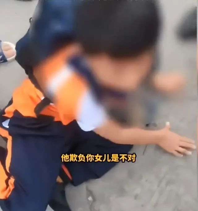 佛山：女儿在学校被欺负，父亲发怒将男生按在地上教训，网友热议休闲区蓝鸢梦想 - Www.slyday.coM