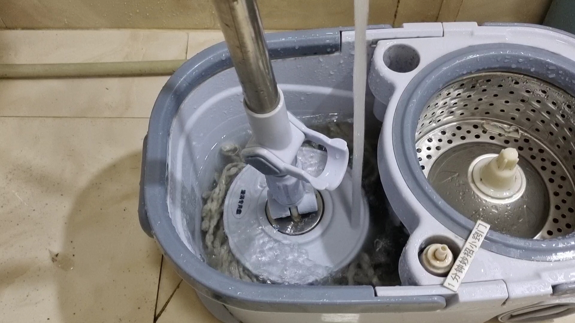 不管拖把多脏多黑清洗时水里撒一把拖把立马干净无异味