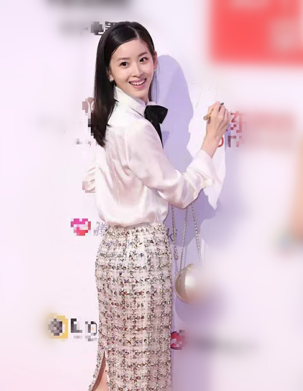 京东老板娘章泽天走甜美风穿丝缎衬衫真高雅球型包是亮点