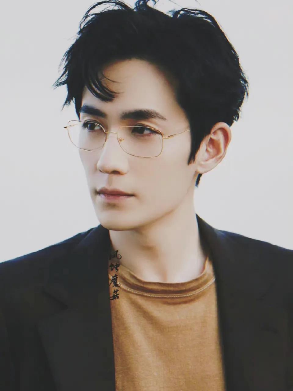 戴眼镜最耐看的12位男明星肖战朱一龙斯文王一博龚俊惊艳