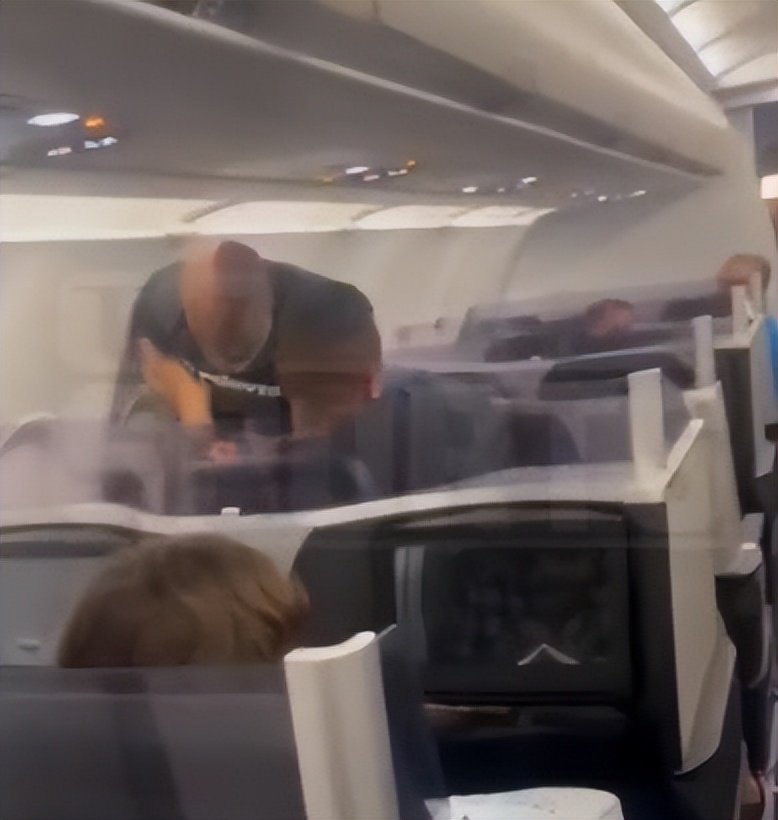 你大爷还是你大爷！快56岁泰森脾气依然火爆，飞机上重拳暴揍乘客休闲区蓝鸢梦想 - Www.slyday.coM