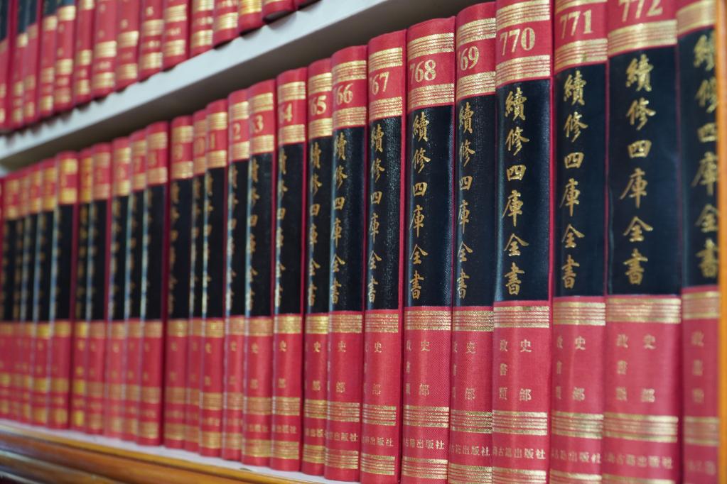 图为御书楼内的《四库全书》藏书