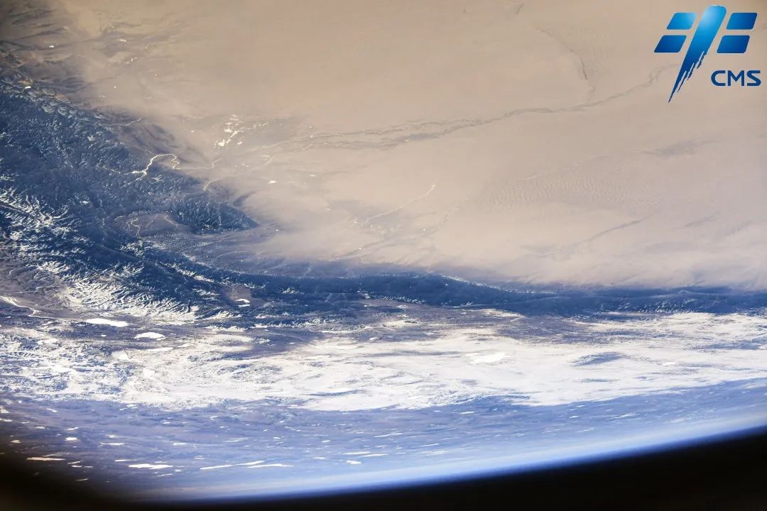 宇航员从太空俯瞰地球图片