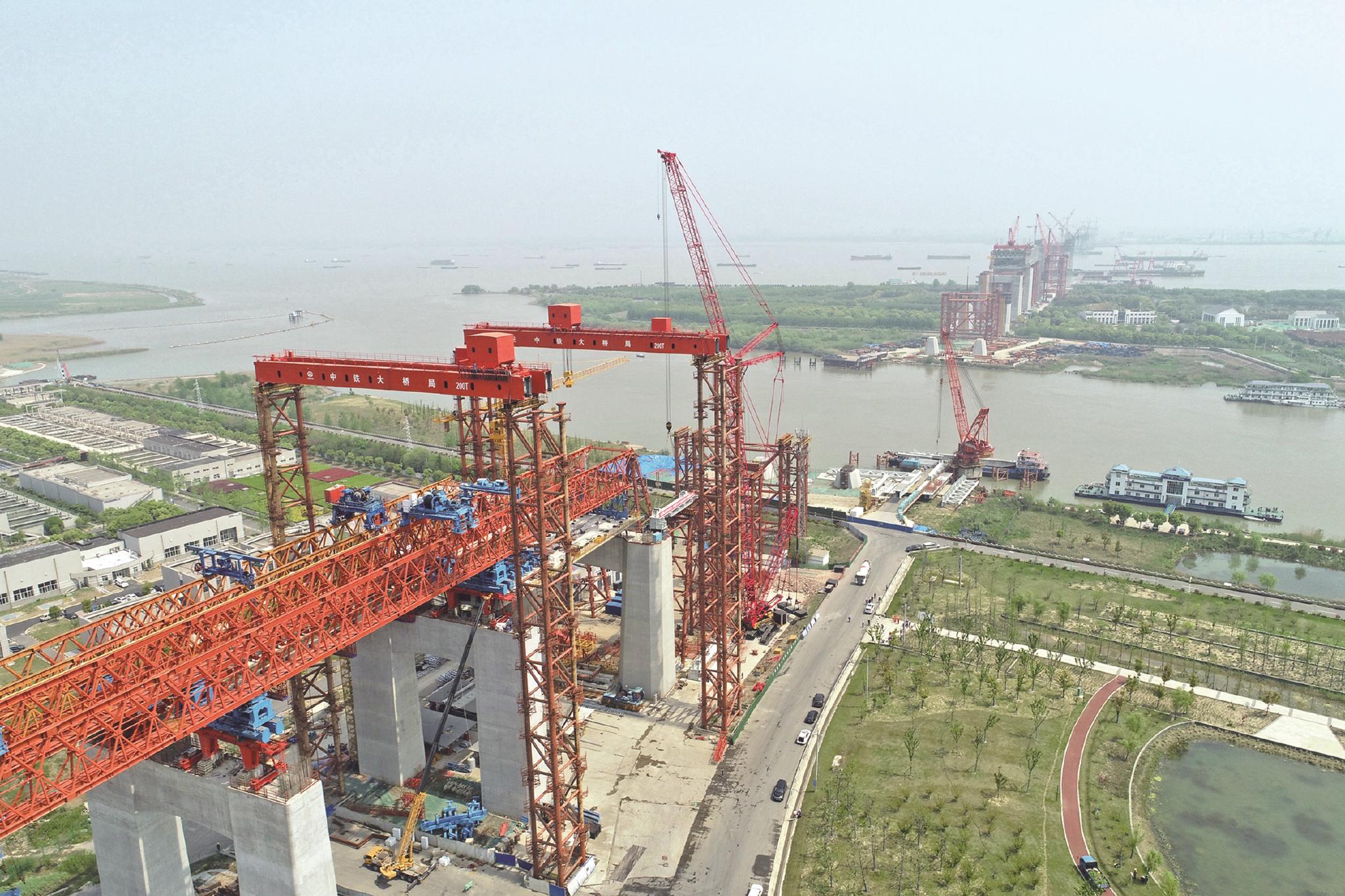 常泰长江大桥录安洲专用航道桥进入上部结构施工