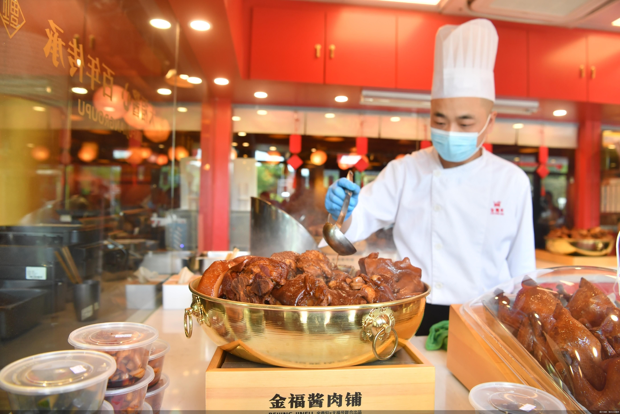 目前,金福酱肉铺销售天福号的酱肘子,酱猪蹄,猪耳朵等5种酱肉,以及