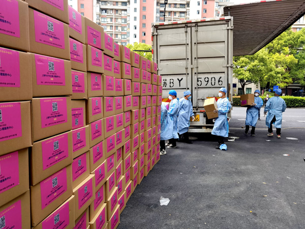 上海好邻居｜从安徽马不停蹄送到上海，这位区人大代表捐赠1100份生活物资给独居老人休闲区蓝鸢梦想 - Www.slyday.coM