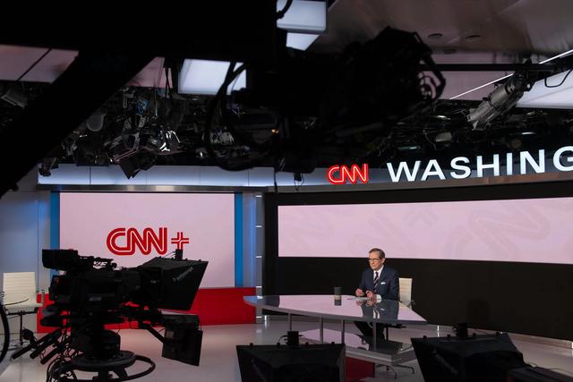 正在CNN+演播室录制节目的前Fox News主持人克里斯·华莱士 图源：《纽约时报》