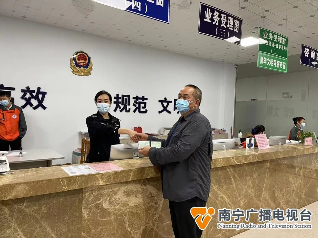 南宁市民徐先生经过20学时的实操培训,21日上午,他在桂骏机动车驾驶人