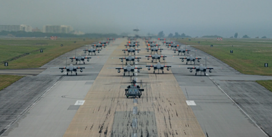 驻日美国空军在冲绳县嘉手纳空军基地对F-15C/D型鹰式战斗机执行“大象漫步”的演训画面。图自台湾《自由时报》