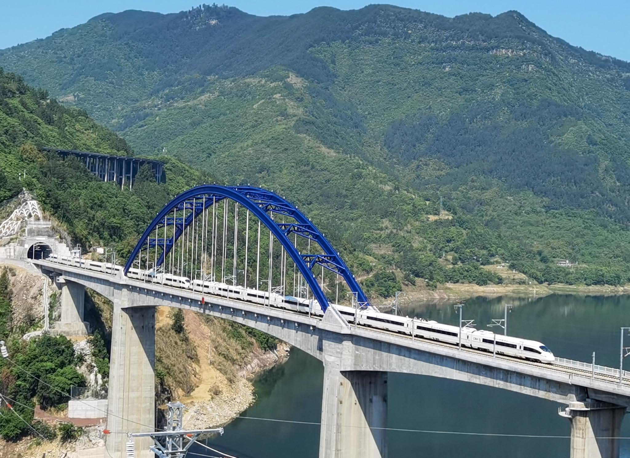 郑渝高铁重庆段进入运行试验阶段|高铁|列车|重庆市_新浪新闻