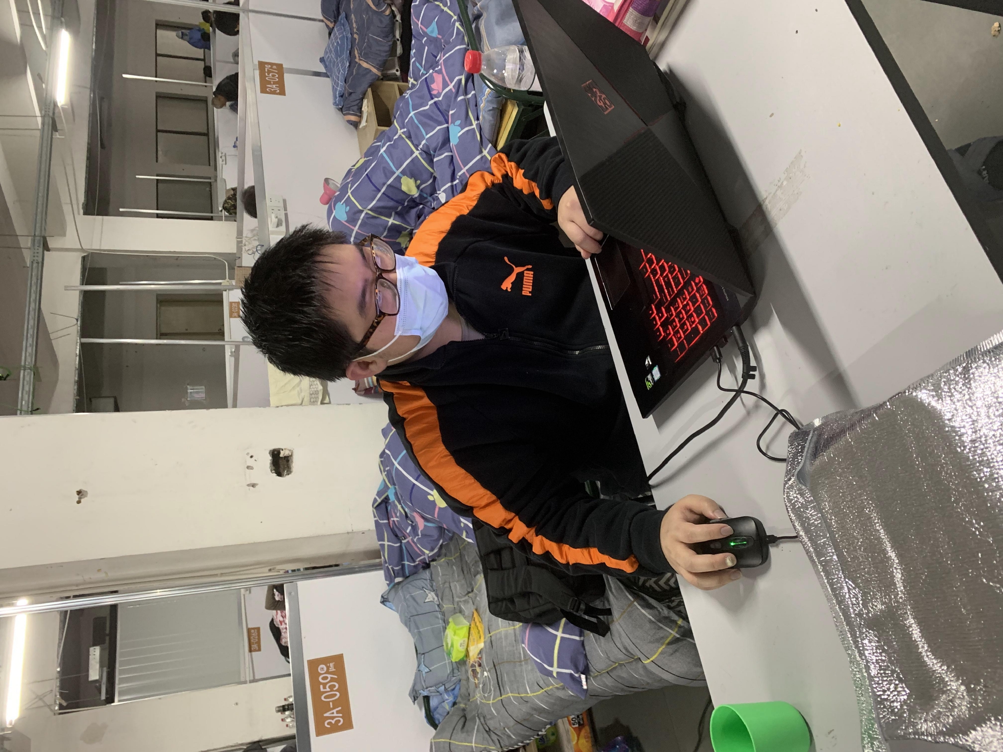 上海方舱里给学生上网课的实习教师:“孩子们让我觉得很温暖”_手机新浪网
