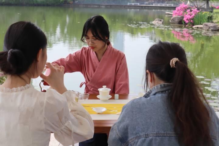 谷雨时节这群大学生在全民饮茶日采茶制茶品茶