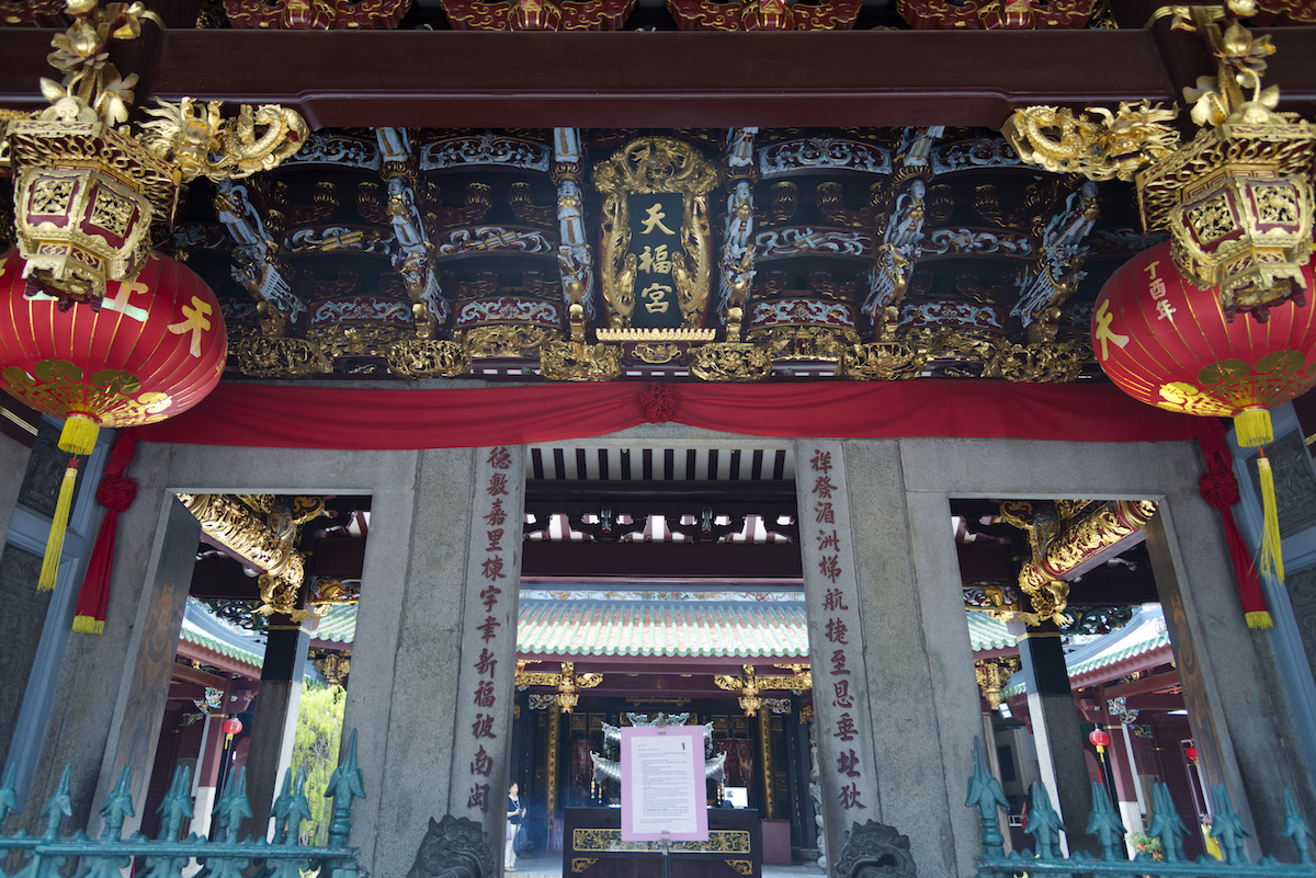 天福宫(thian hock keng)坐落于新加坡市区的直落亚逸街,早期华人称