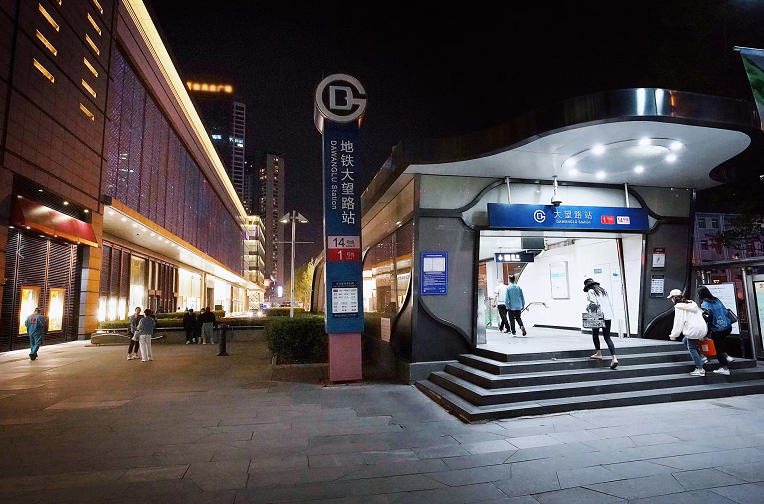 连接丽泽,cbd,望京等商务区,方庄,蒲黄榆等多个居民区以及北京南站