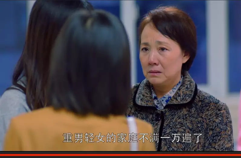 作为对比,二十多岁,青春靓丽的洛洛,却用着母亲淘汰下来的手机