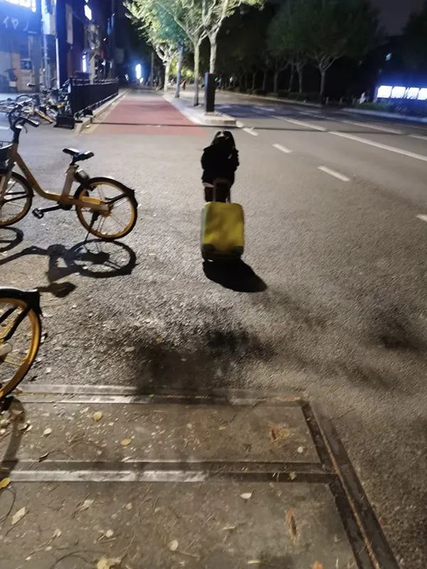 6岁女孩寻人：找在方舱里陪她玩的大白哥哥休闲区蓝鸢梦想 - Www.slyday.coM