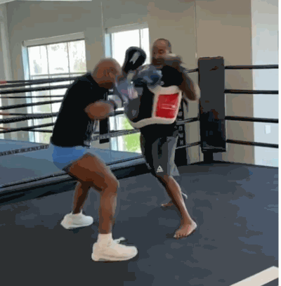 男子在飞机上反复骚扰拳王泰森，被暴揍休闲区蓝鸢梦想 - Www.slyday.coM