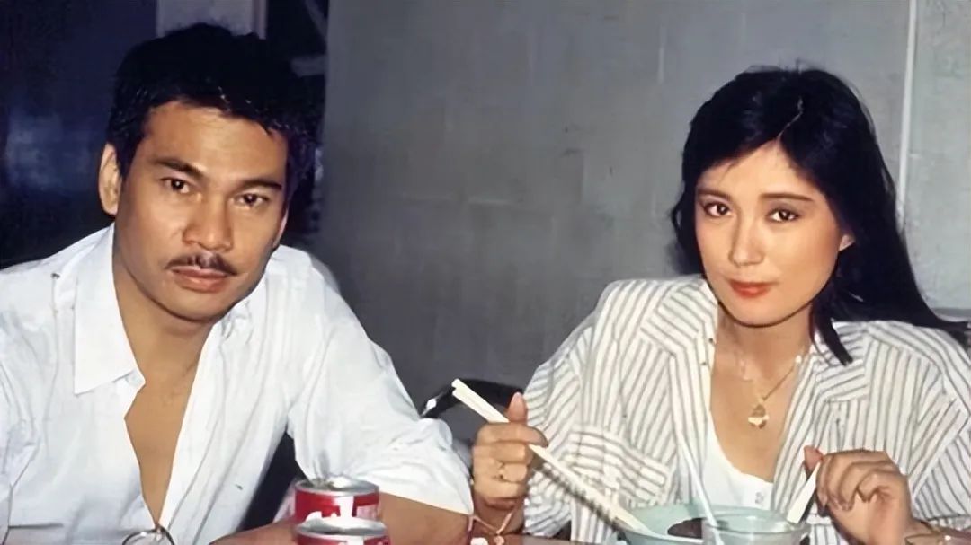 有家室的他和邵氏女星同居多年,两人还未婚生子,之后第四者方怡珍介入