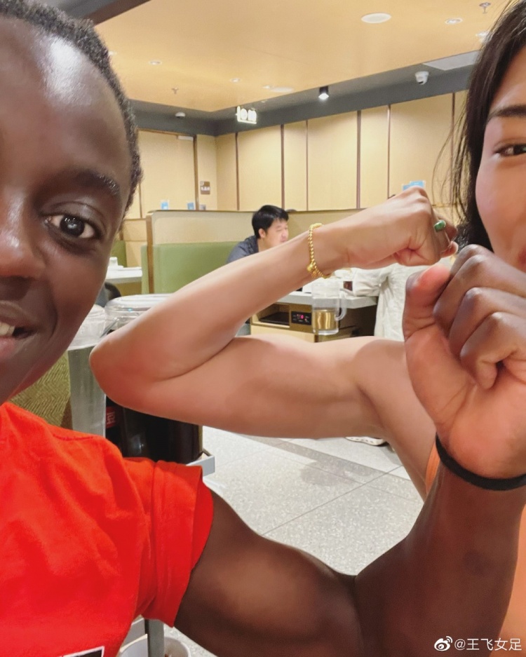 女足门将王飞晒肌肉照还是得练