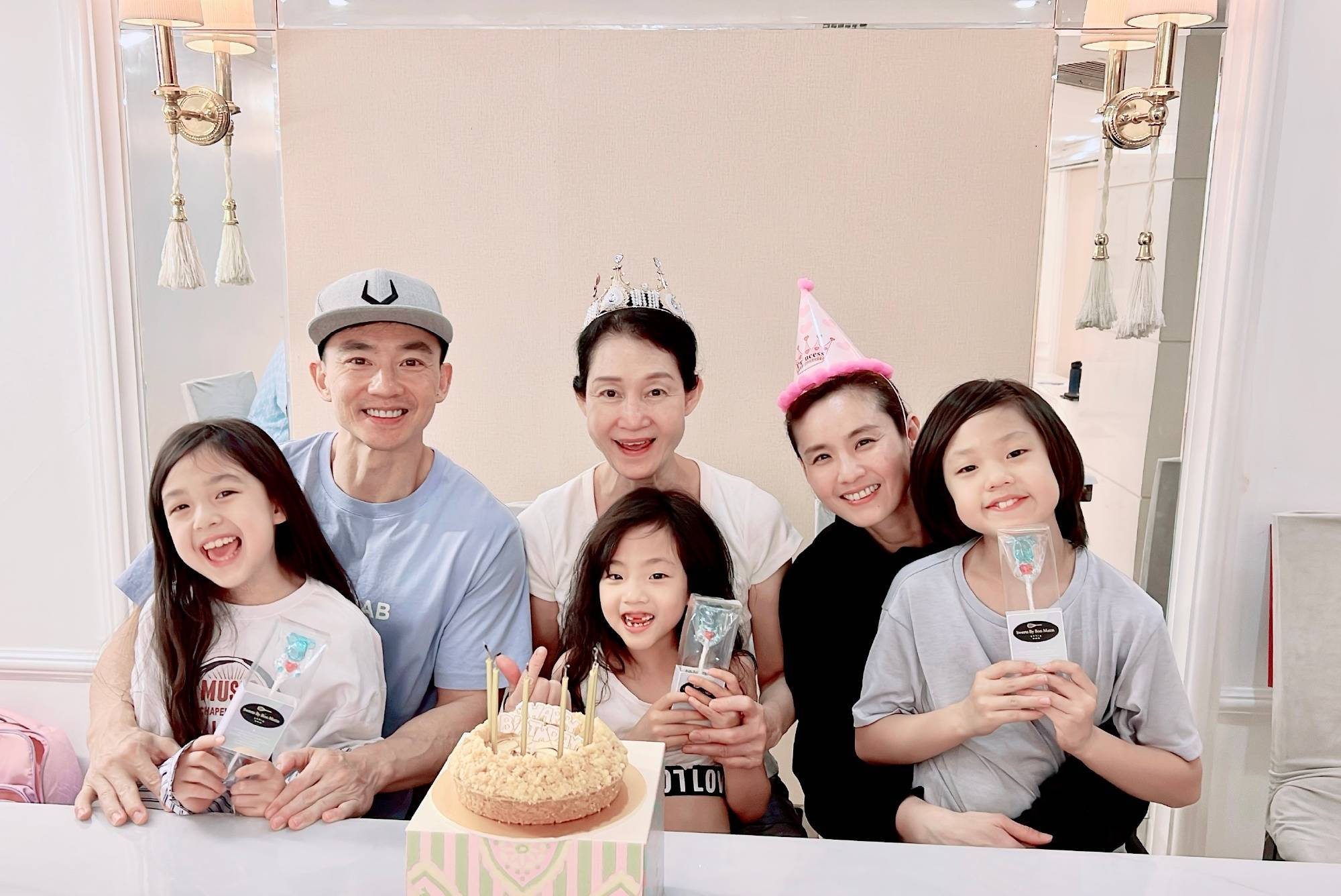 50岁刘畊宏为大16岁岳母庆生晒全家福很有爱一家6口幸福温馨