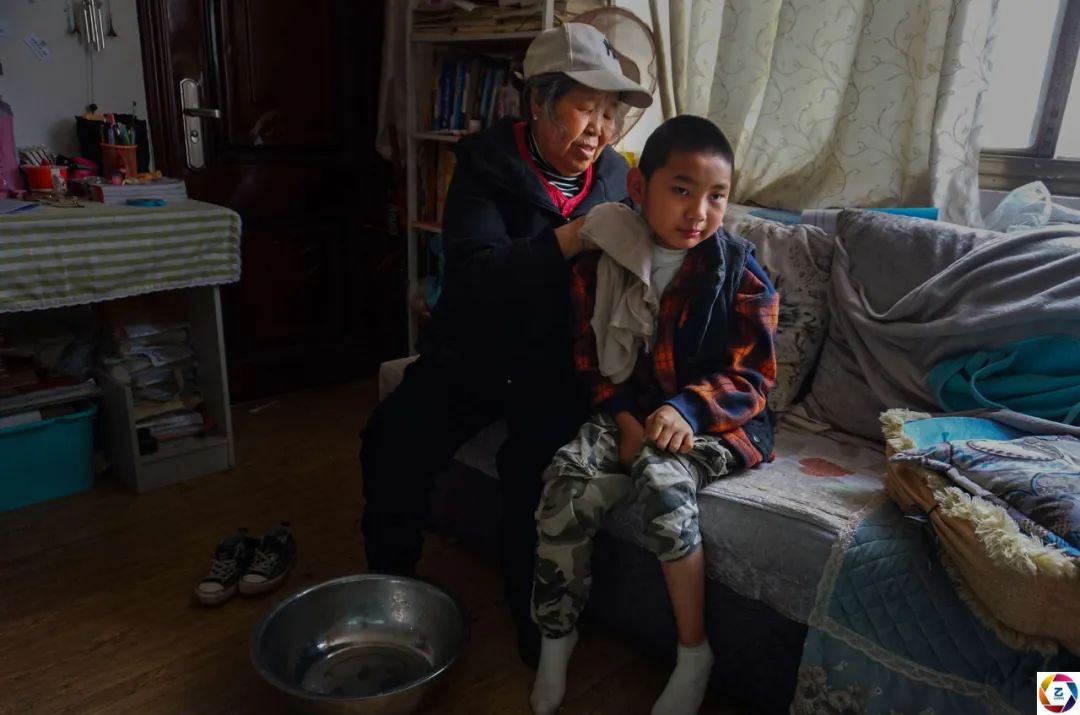 深夜忙一小时仅挣2元钱，儿媳离开后76岁奶奶兼职挣钱救孙子休闲区蓝鸢梦想 - Www.slyday.coM