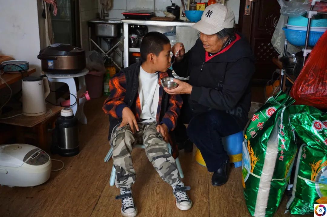 深夜忙一小时仅挣2元钱，儿媳离开后76岁奶奶兼职挣钱救孙子休闲区蓝鸢梦想 - Www.slyday.coM