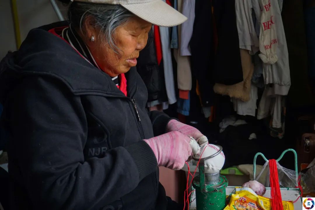 深夜忙一小时仅挣2元钱，儿媳离开后76岁奶奶兼职挣钱救孙子休闲区蓝鸢梦想 - Www.slyday.coM