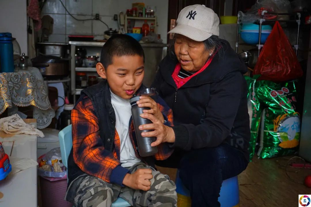 深夜忙一小时仅挣2元钱，儿媳离开后76岁奶奶兼职挣钱救孙子休闲区蓝鸢梦想 - Www.slyday.coM