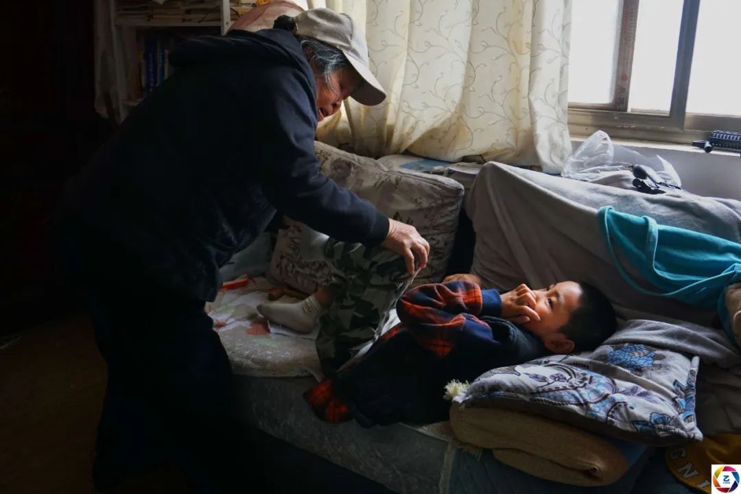 深夜忙一小时仅挣2元钱，儿媳离开后76岁奶奶兼职挣钱救孙子休闲区蓝鸢梦想 - Www.slyday.coM