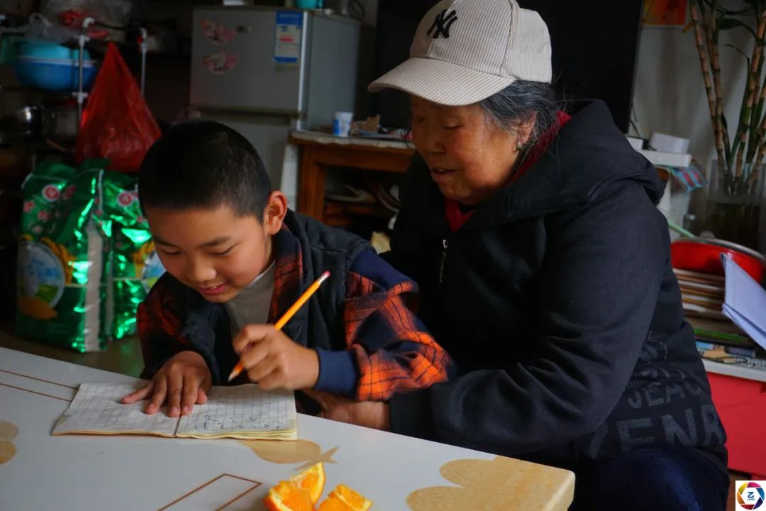 深夜忙一小时仅挣2元钱，儿媳离开后76岁奶奶兼职挣钱救孙子休闲区蓝鸢梦想 - Www.slyday.coM