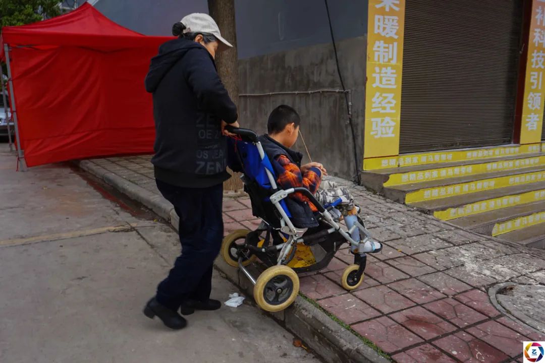 深夜忙一小时仅挣2元钱，儿媳离开后76岁奶奶兼职挣钱救孙子休闲区蓝鸢梦想 - Www.slyday.coM