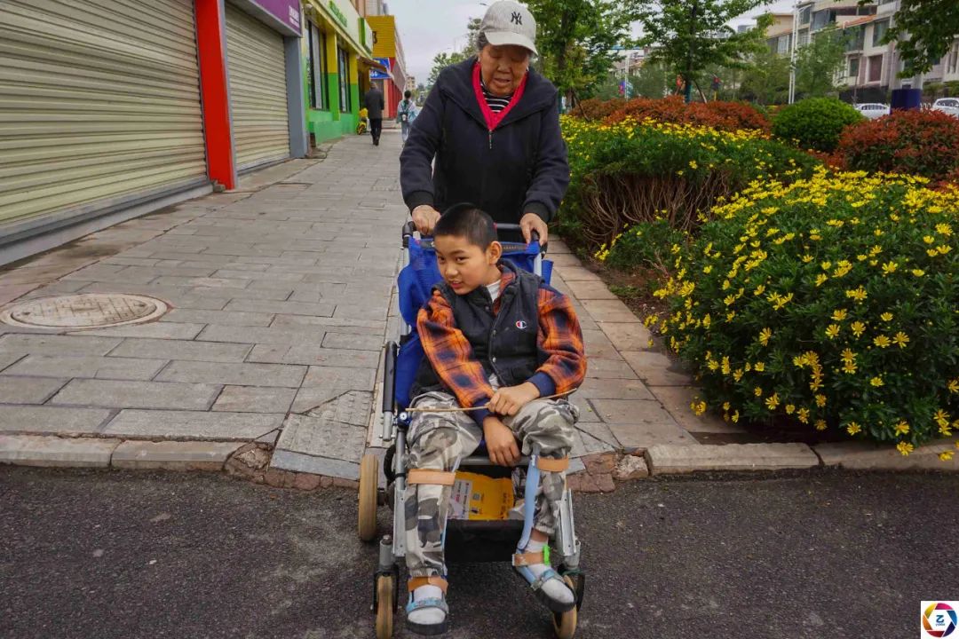 深夜忙一小时仅挣2元钱，儿媳离开后76岁奶奶兼职挣钱救孙子休闲区蓝鸢梦想 - Www.slyday.coM