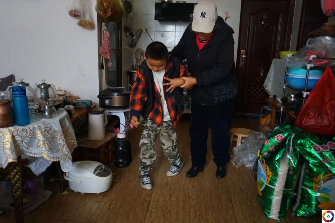 深夜忙一小时仅挣2元钱，儿媳离开后76岁奶奶兼职挣钱救孙子休闲区蓝鸢梦想 - Www.slyday.coM