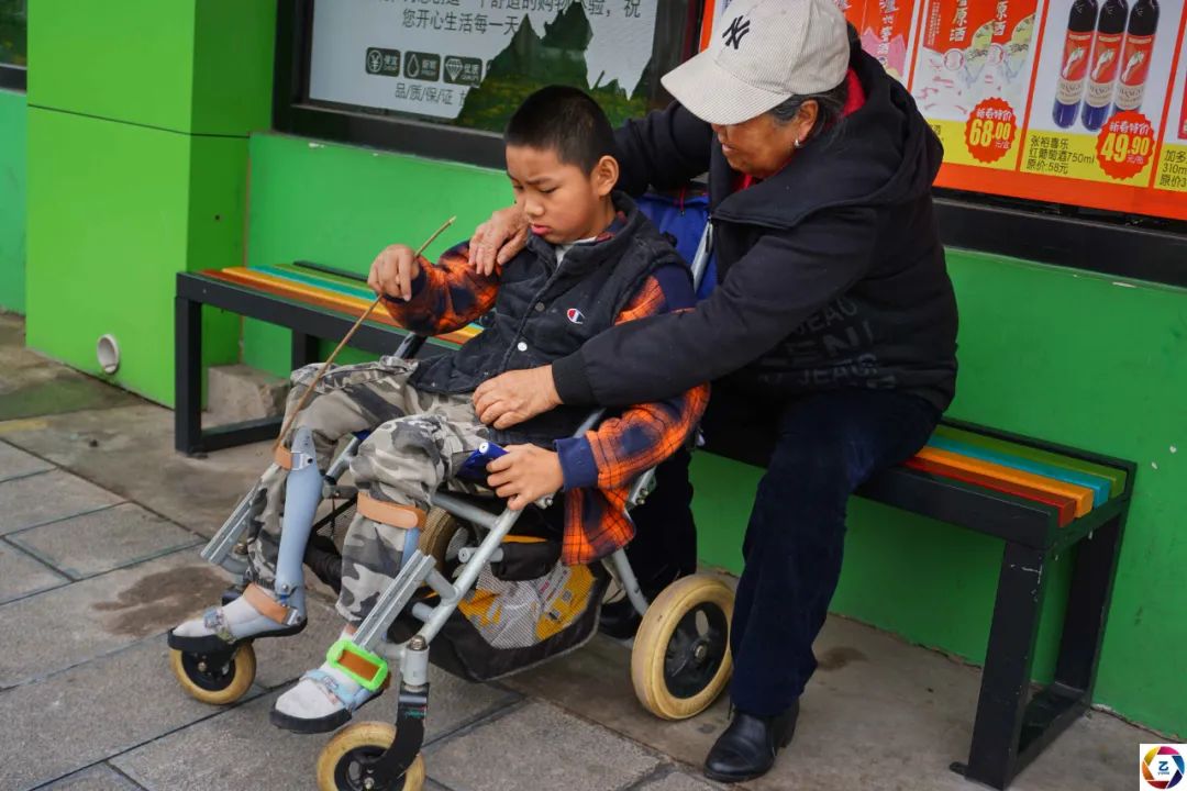 深夜忙一小时仅挣2元钱，儿媳离开后76岁奶奶兼职挣钱救孙子休闲区蓝鸢梦想 - Www.slyday.coM