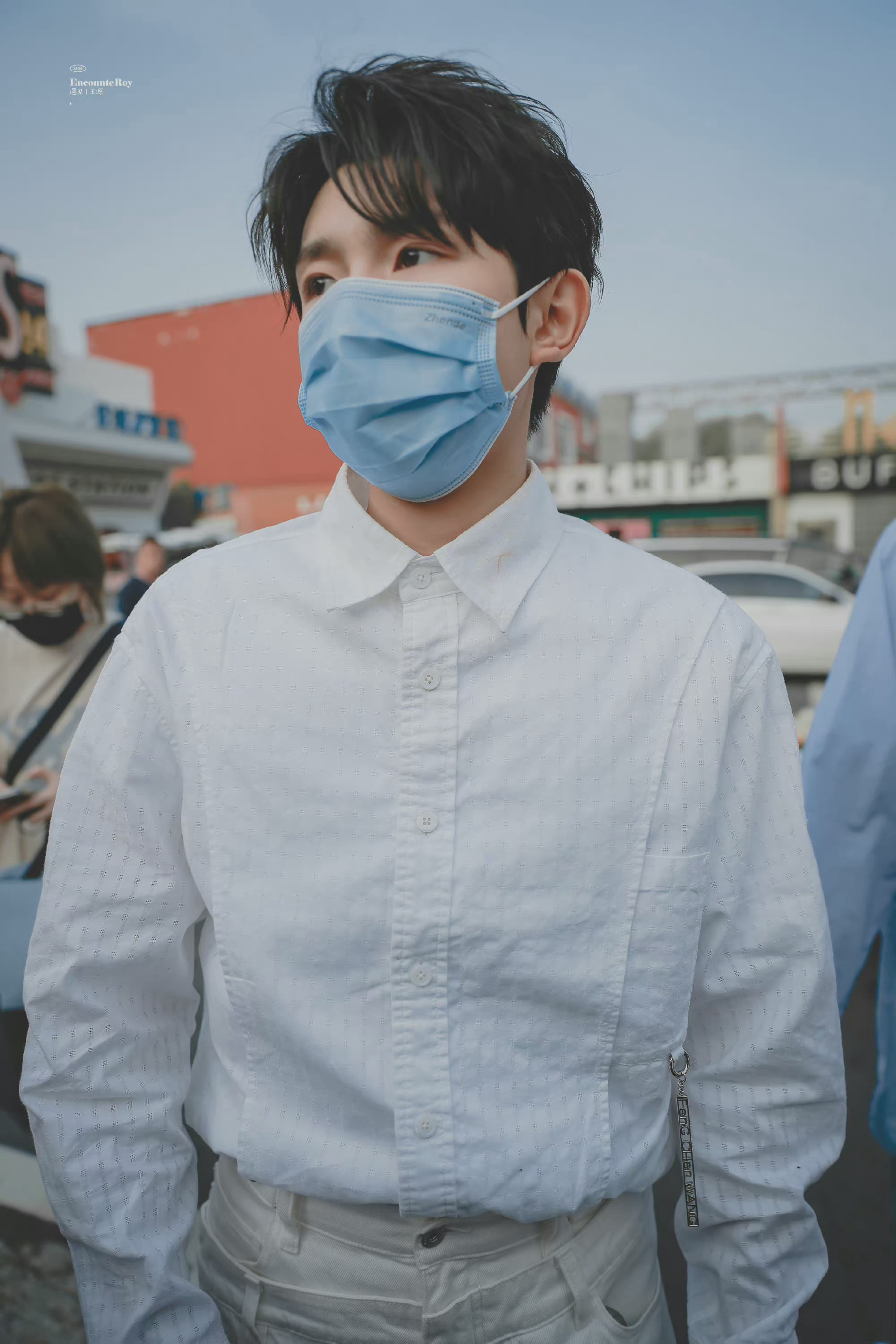 今日份新鲜的王源白衬衫造型清新帅气
