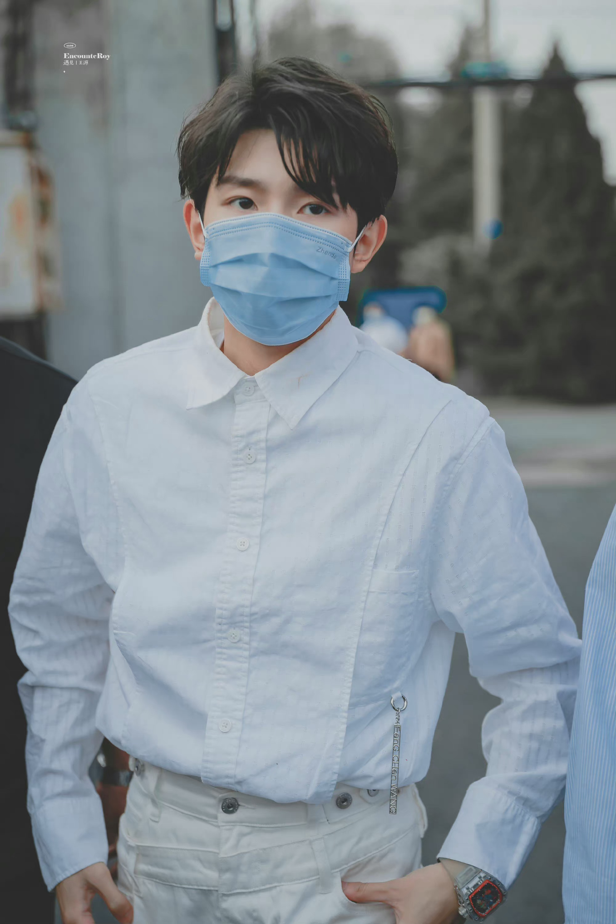 今日份新鲜的王源白衬衫造型清新帅气