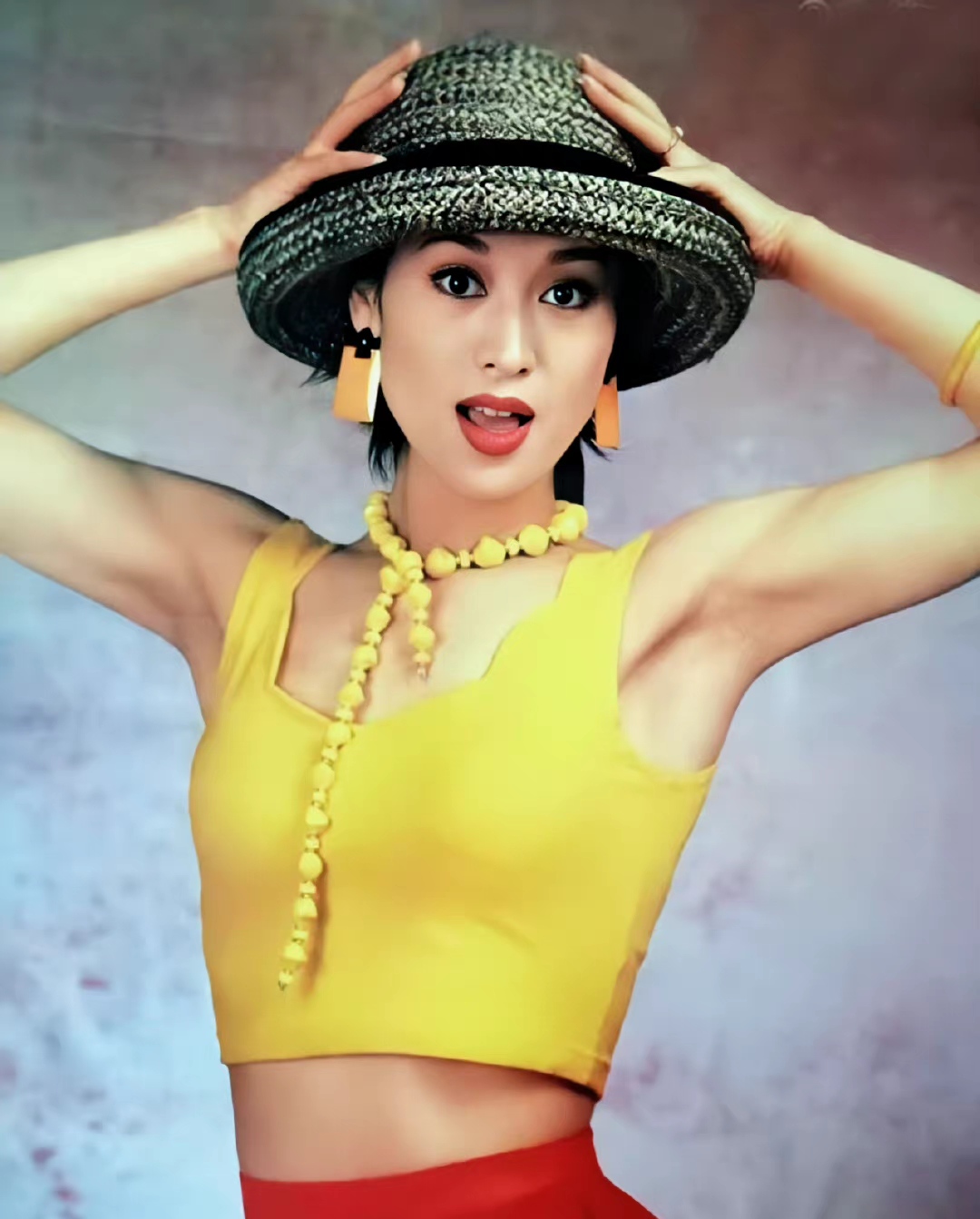 郑爽自幼学习京剧,出演过《大破天门阵》《白蛇传》《扈家庄》《挡马