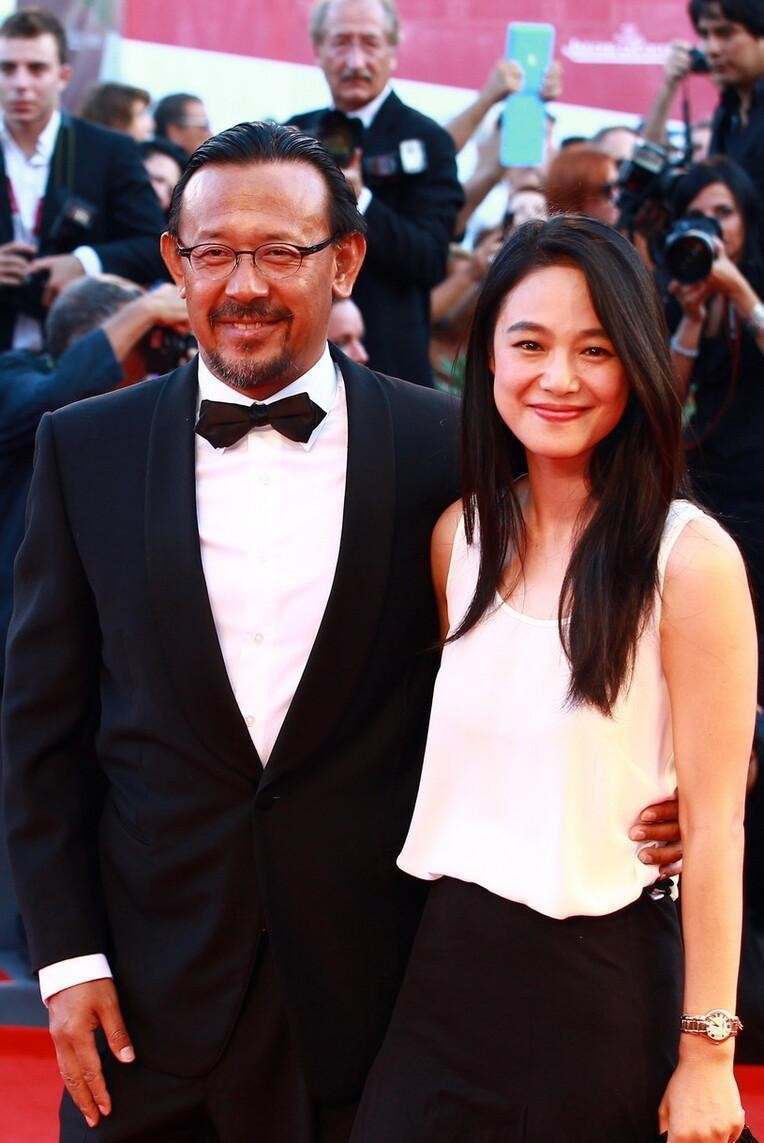 姜文老婆看姜文的眼神_姜文老婆带帽子图片