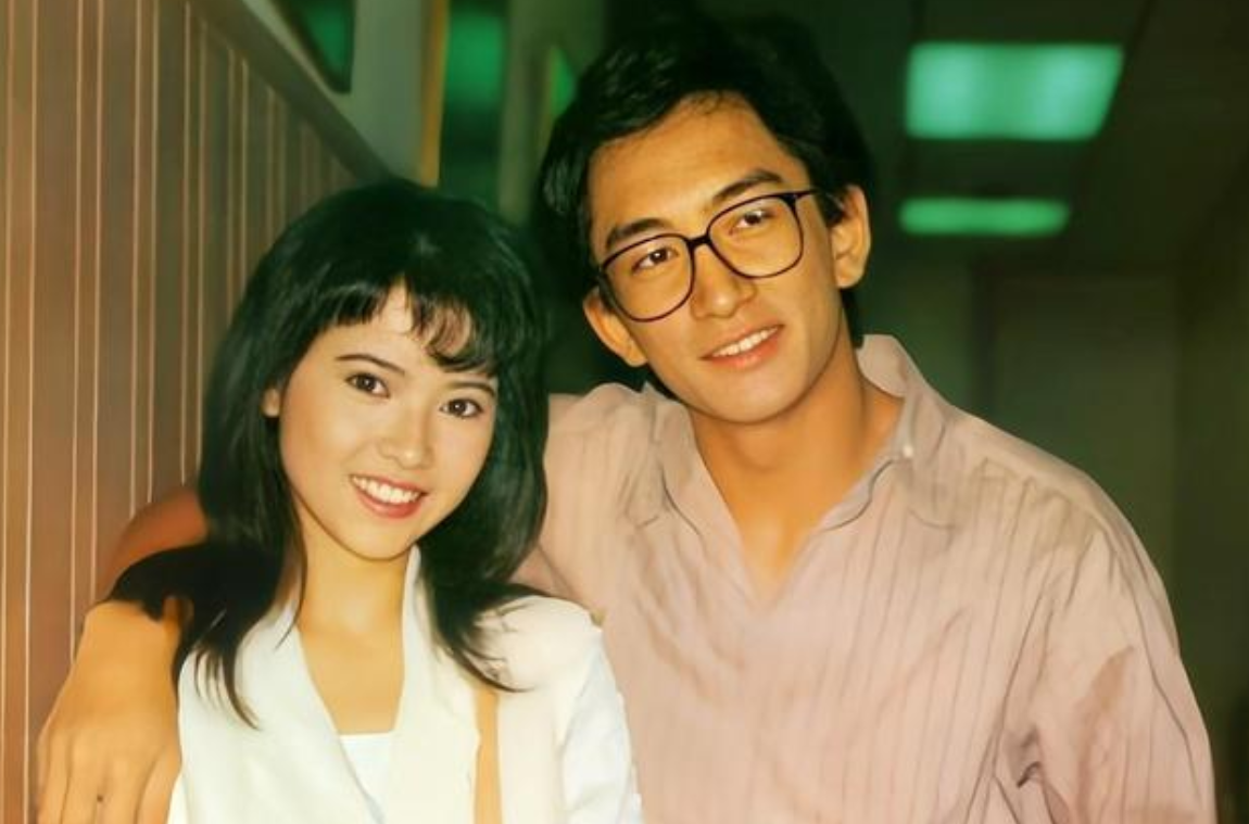 吴启明也曾经当过演员,长得和吴启华很像,后来他慢慢淡出演艺圈,转行