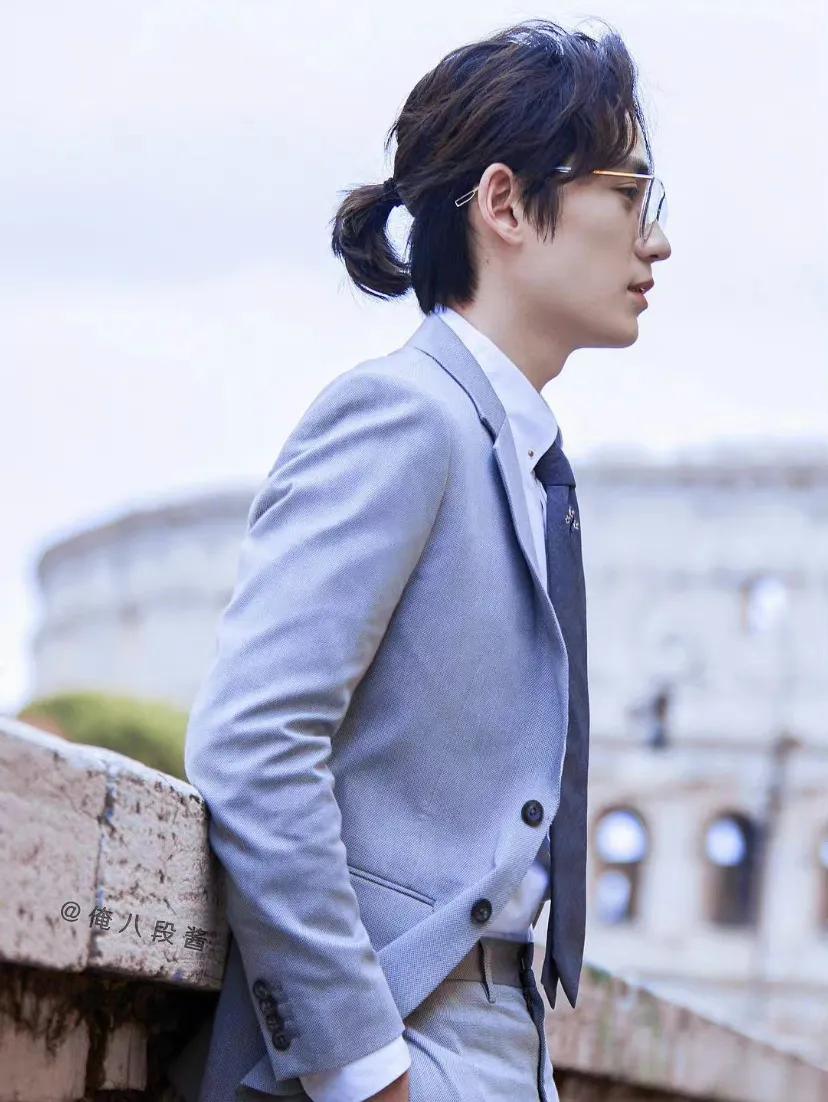 其实朱一龙长发才是最绝的,第一次看男神长发好看就是因为朱一龙