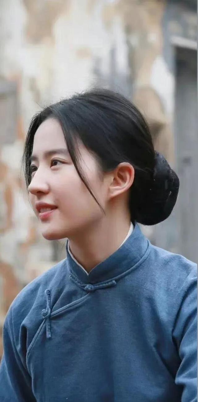 刘亦菲农村造型引起争议精致的妆容细皮嫩肉的小手音乐速