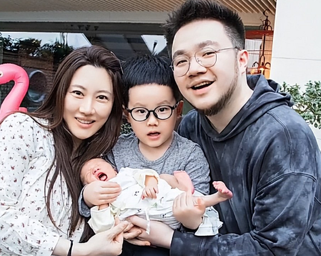 宋丹丹两个孙子首次亮相巴图一家四口温馨幸福长孙像极了奶奶