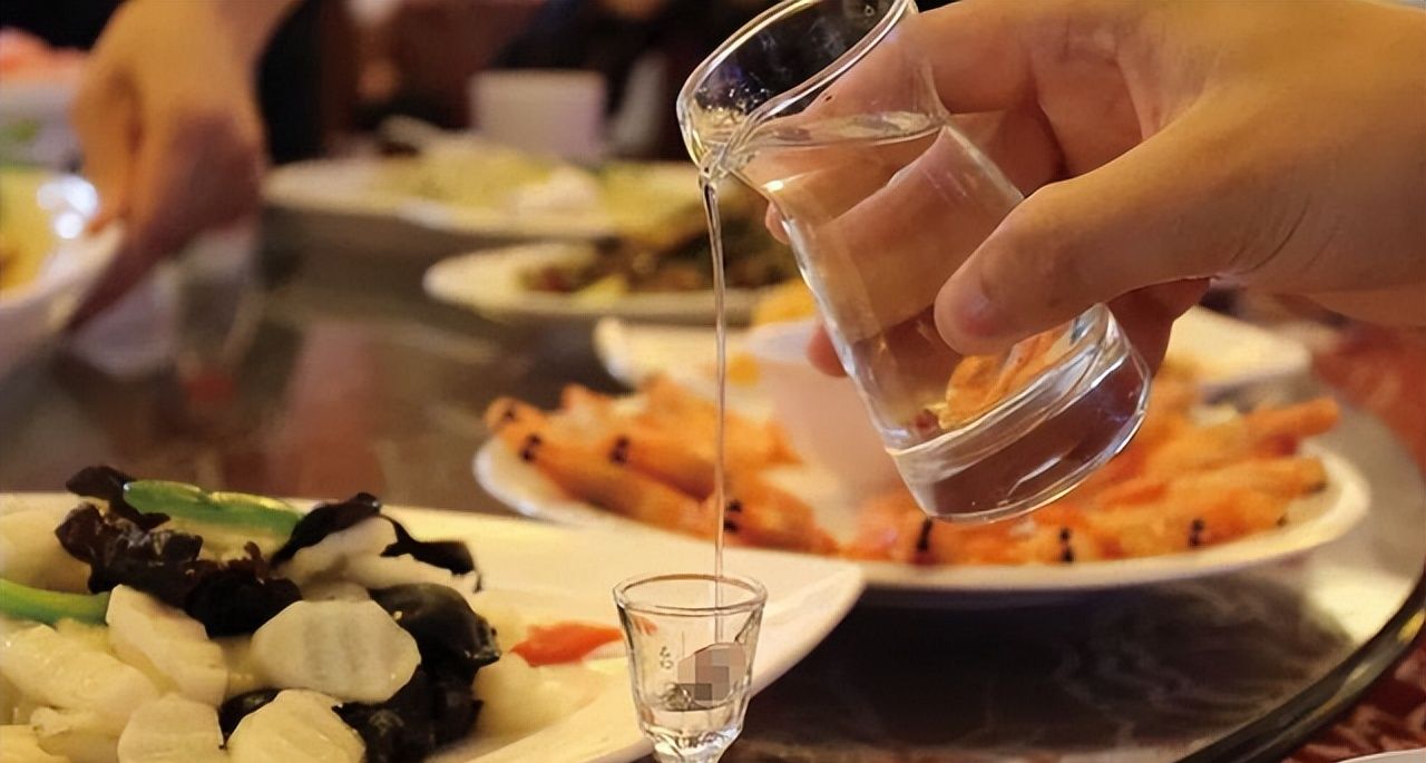 喝白酒图片实拍图片(喝白酒图片实拍图片大全) 喝白酒图片实拍图片(喝白酒图片实拍图片大全)