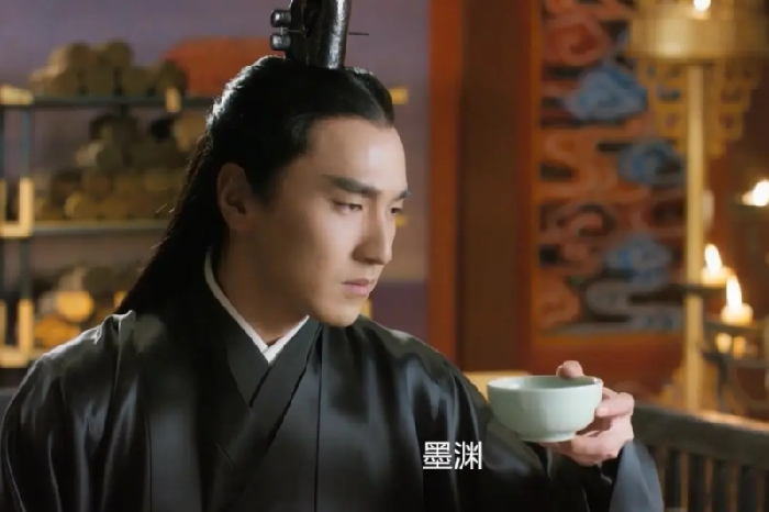 三生三世：知道是父神的嫡子，是墨渊的胞弟，夜华怎么不高兴呢？
