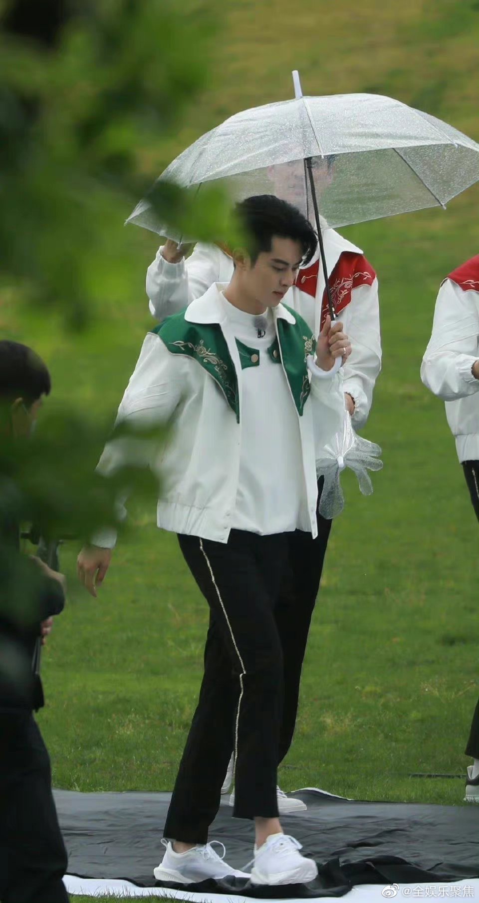 奔跑吧第十季湖州路透图看起来大家玩的很开心的样子