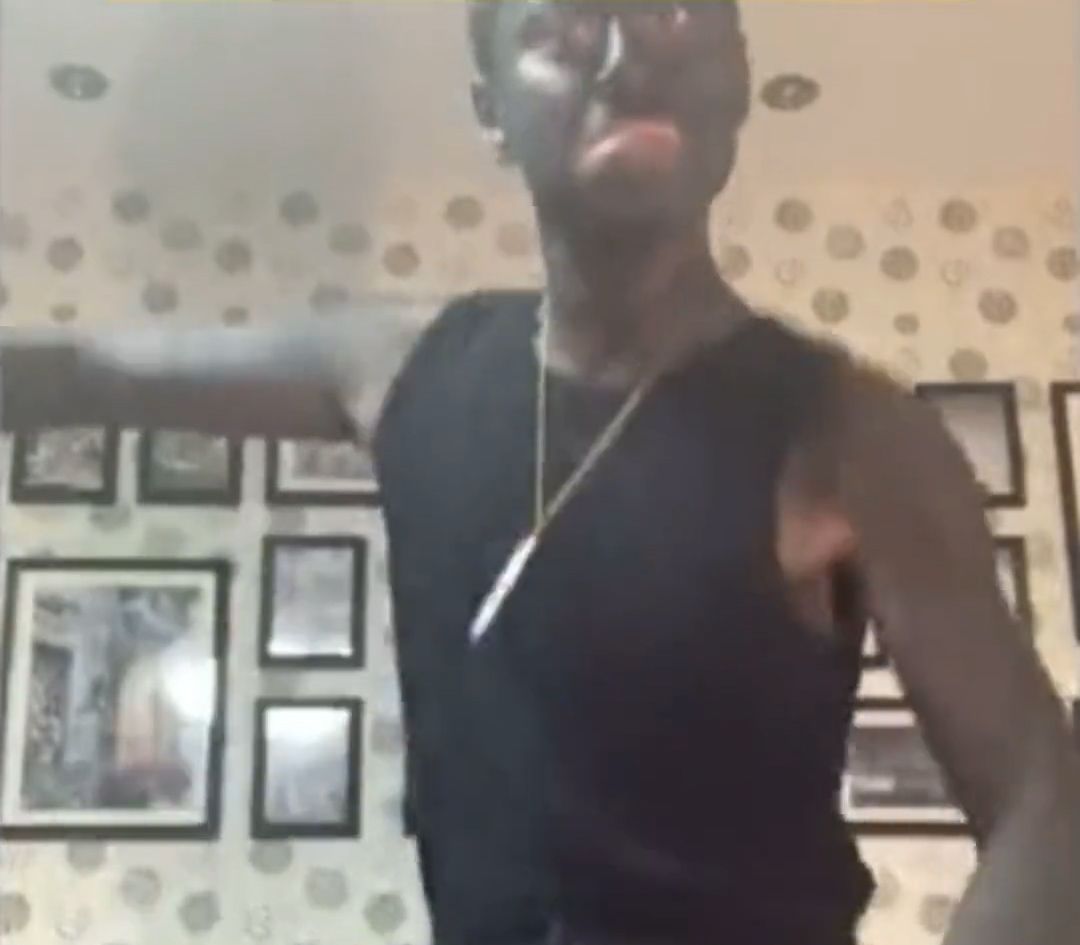 上海男子模仿黑人举牌送祝福,网友爆笑称:让你模仿,没让你超越休闲区蓝鸢梦想 - Www.slyday.coM 上海男子模仿黑人举牌送祝福,网友爆笑称:让你模仿,没让你超越休闲区蓝鸢梦想 - Www.slyday.coM