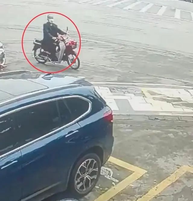 广东茂名：大爷骑车撞上路边停放的宝马车，反被老人索要医药费休闲区蓝鸢梦想 - Www.slyday.coM