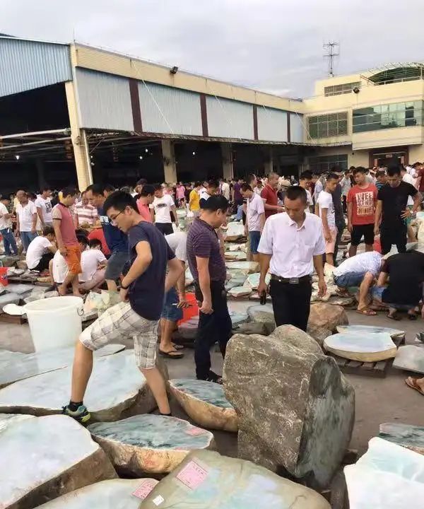 2云南翡翠原石批发市场主要在瑞丽,缅甸瑞丽的亲密,占据了一个很好的