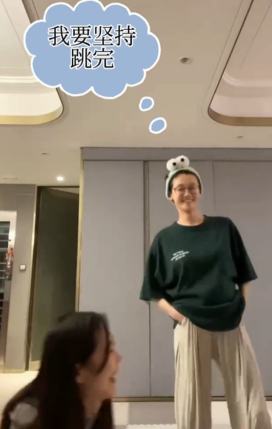 冯女郎苗苗挺孕肚跳舞扭腰摆跨胆子大素颜不化妆皮肤蜡黄