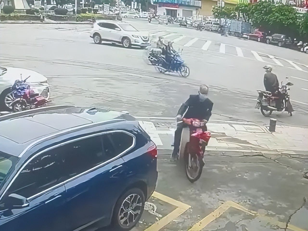 广东茂名：大爷骑车撞上路边停放的宝马车，反被老人索要医药费休闲区蓝鸢梦想 - Www.slyday.coM